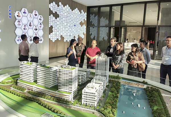 郁南縣政協(xié)黨組副書記、副主席朱永通一行蒞臨廣東醫(yī)谷考察交流