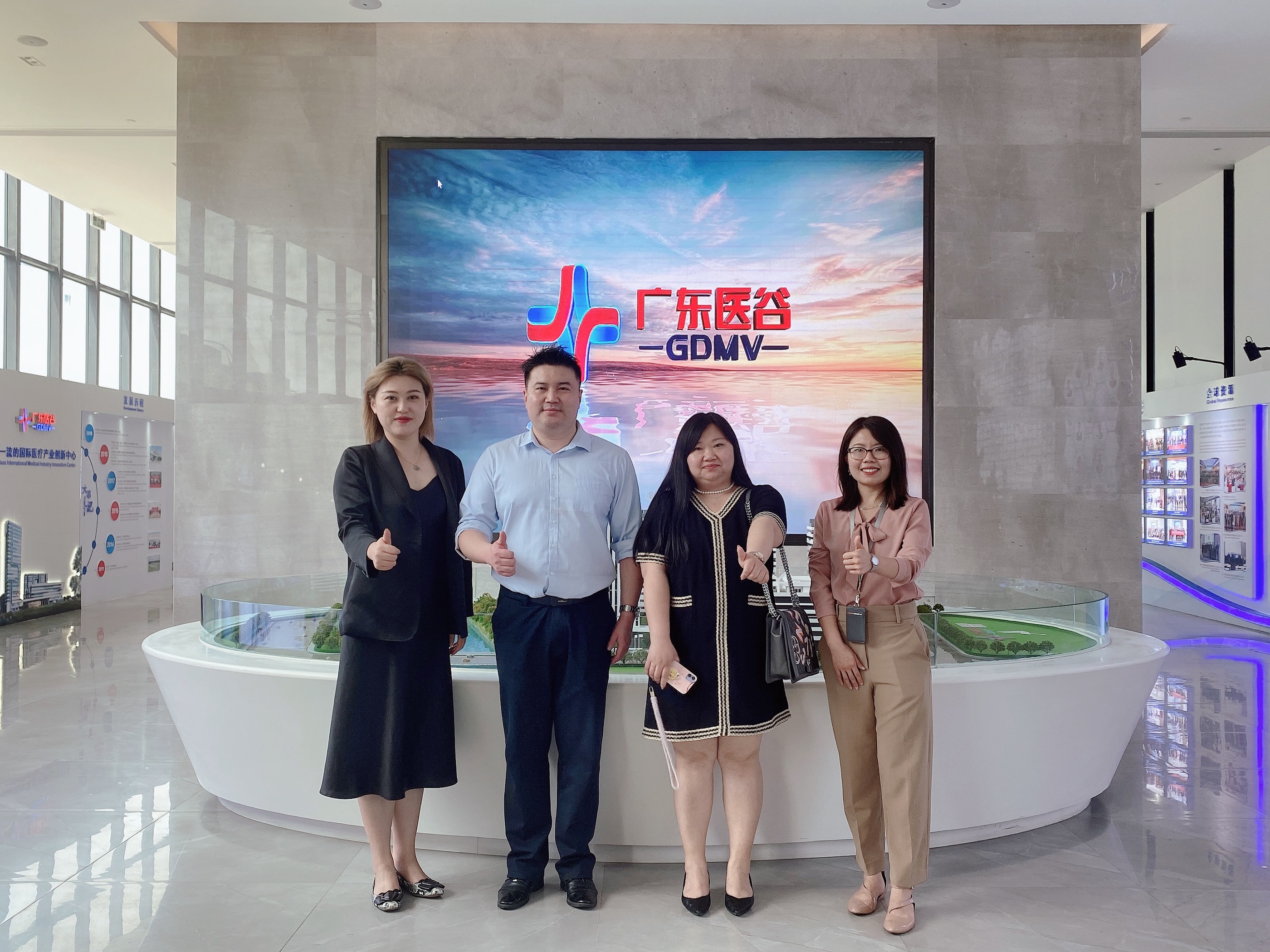 首科醫(yī)谷國(guó)際事業(yè)部一行蒞臨廣東醫(yī)谷考察交流