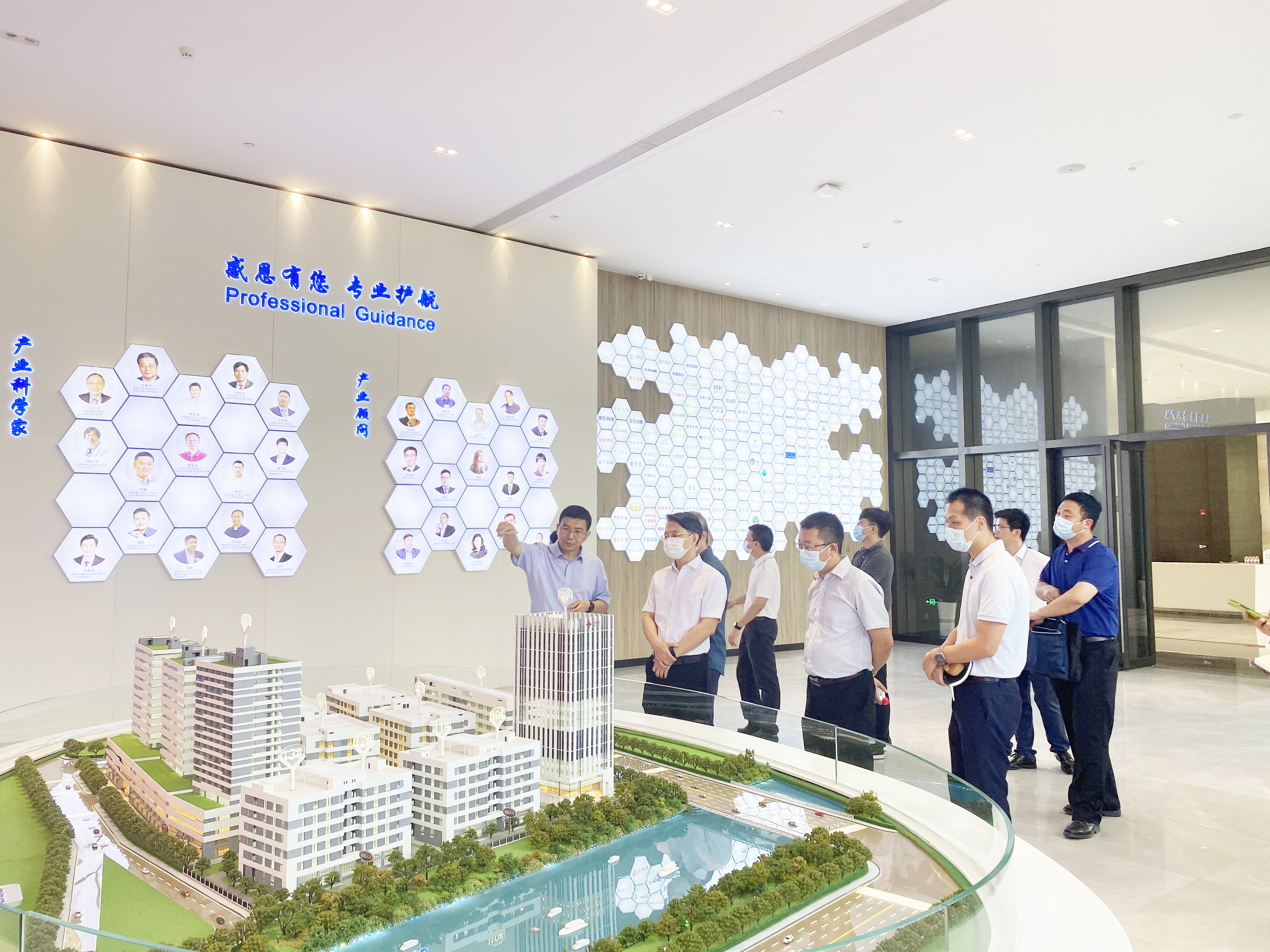 【園區(qū)新聞】東莞市石龍鎮(zhèn)書(shū)記陳慶松一行蒞臨廣東醫(yī)谷考察交流
