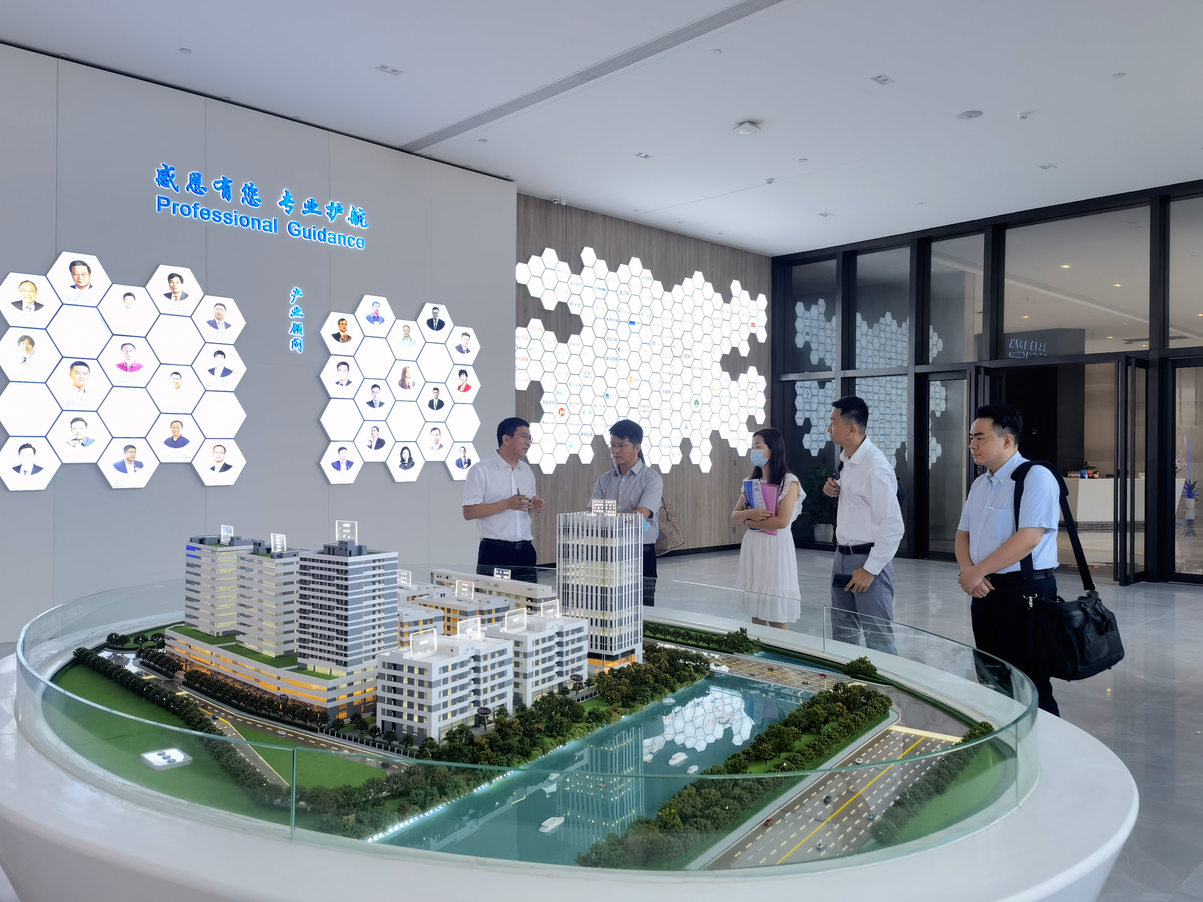 【園區(qū)新聞】南沙區(qū)大灣區(qū)辦專職副主任何揚一行蒞臨廣東醫(yī)谷考察交流