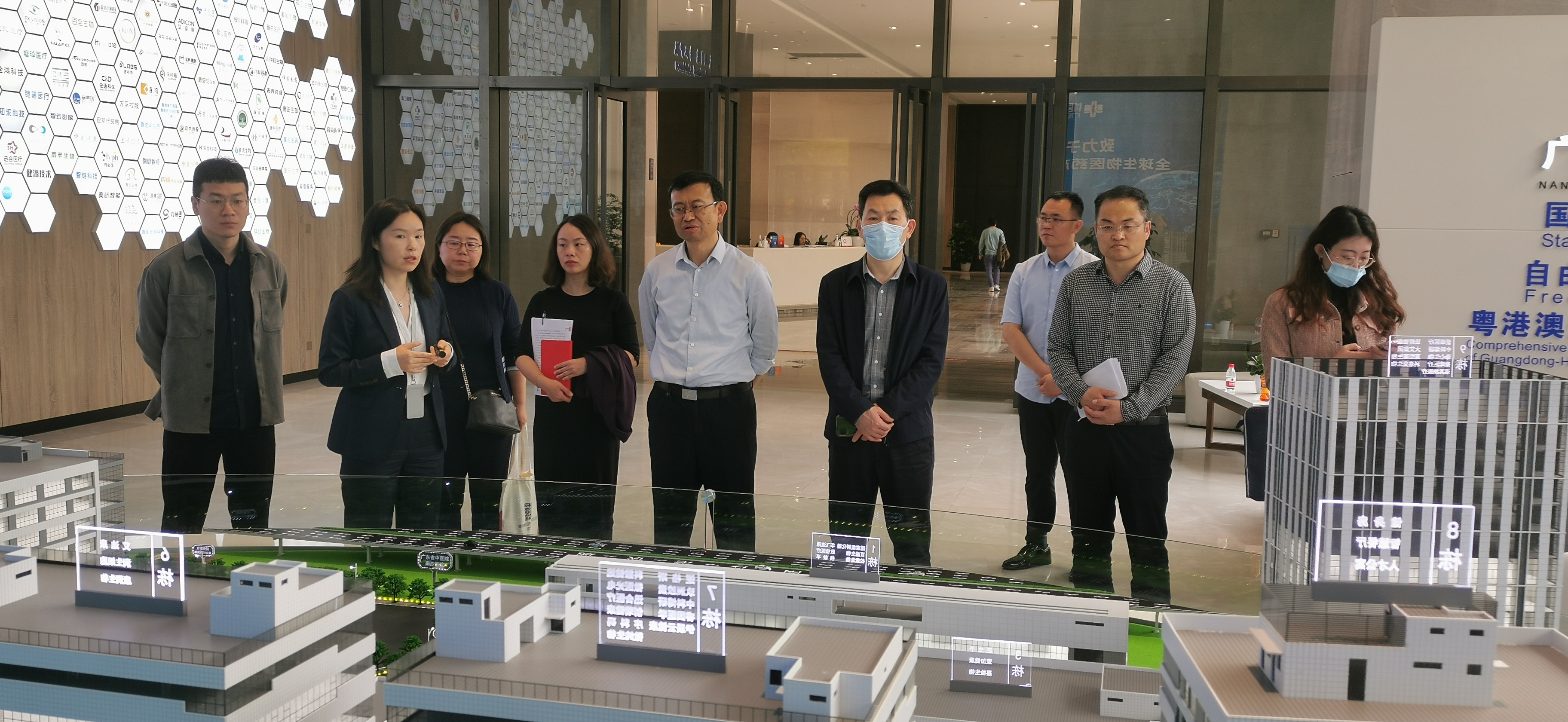 青島開(kāi)發(fā)區(qū)紀(jì)工委書(shū)記孫立克一行蒞臨廣東醫(yī)谷考察交流