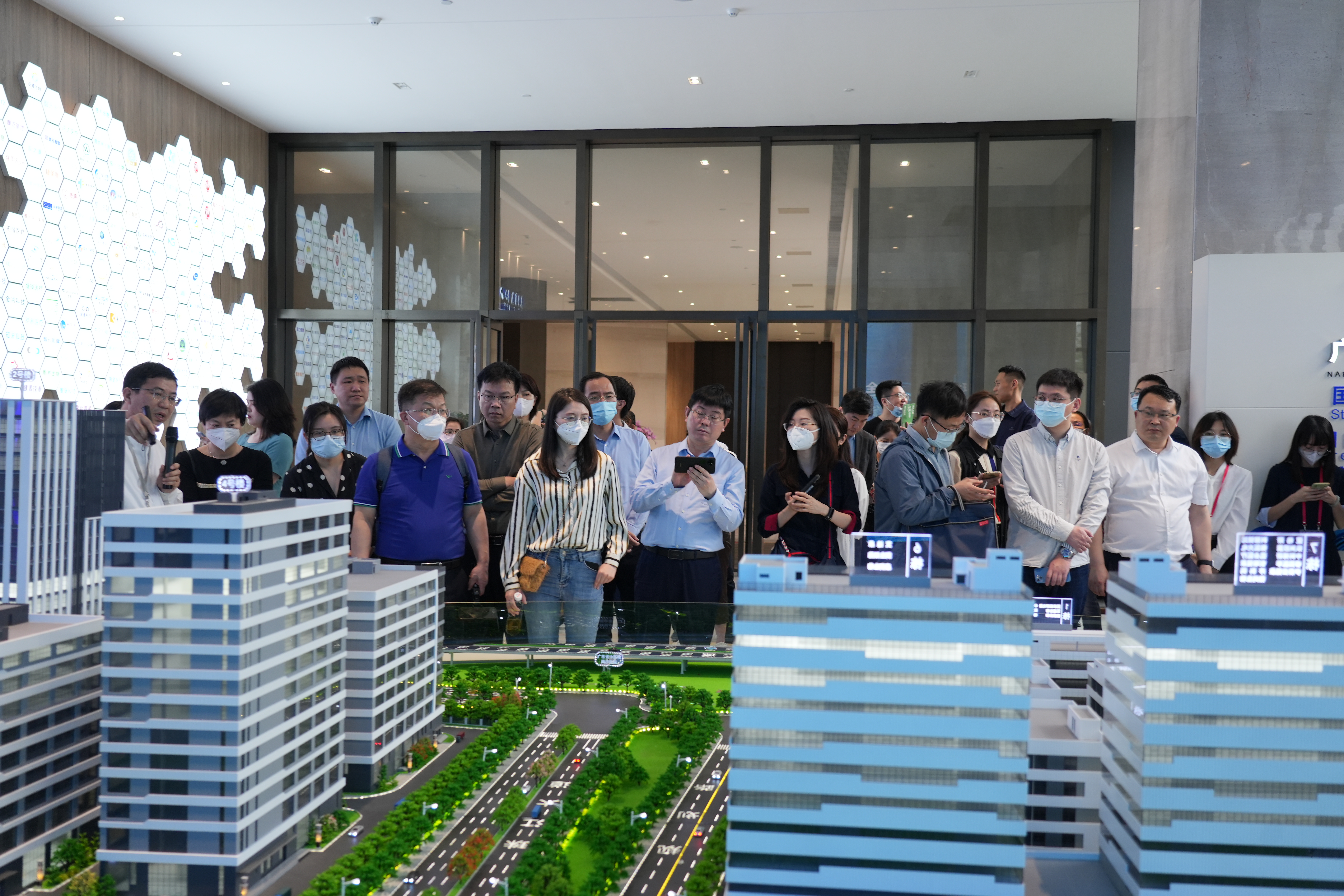 全國(guó)各地自貿(mào)區(qū)管委會(huì)領(lǐng)導(dǎo)一行蒞臨廣東醫(yī)谷?南沙生命科學(xué)園（一園）考察交流