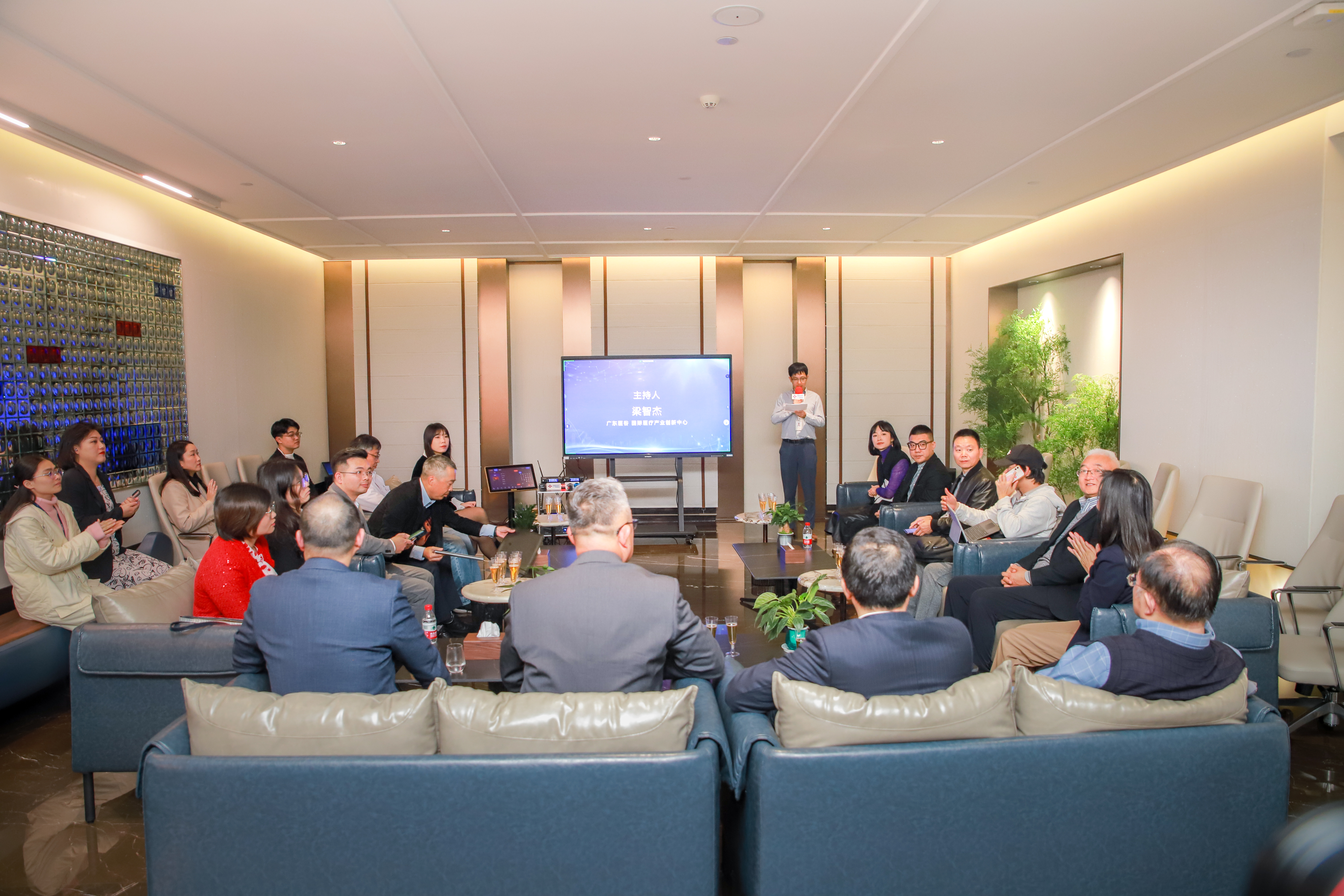 “創(chuàng)新器械：‘機(jī)’于忽微，‘鏡’顯卓越”——廣東醫(yī)谷珠海金鼎夜話順利舉行！