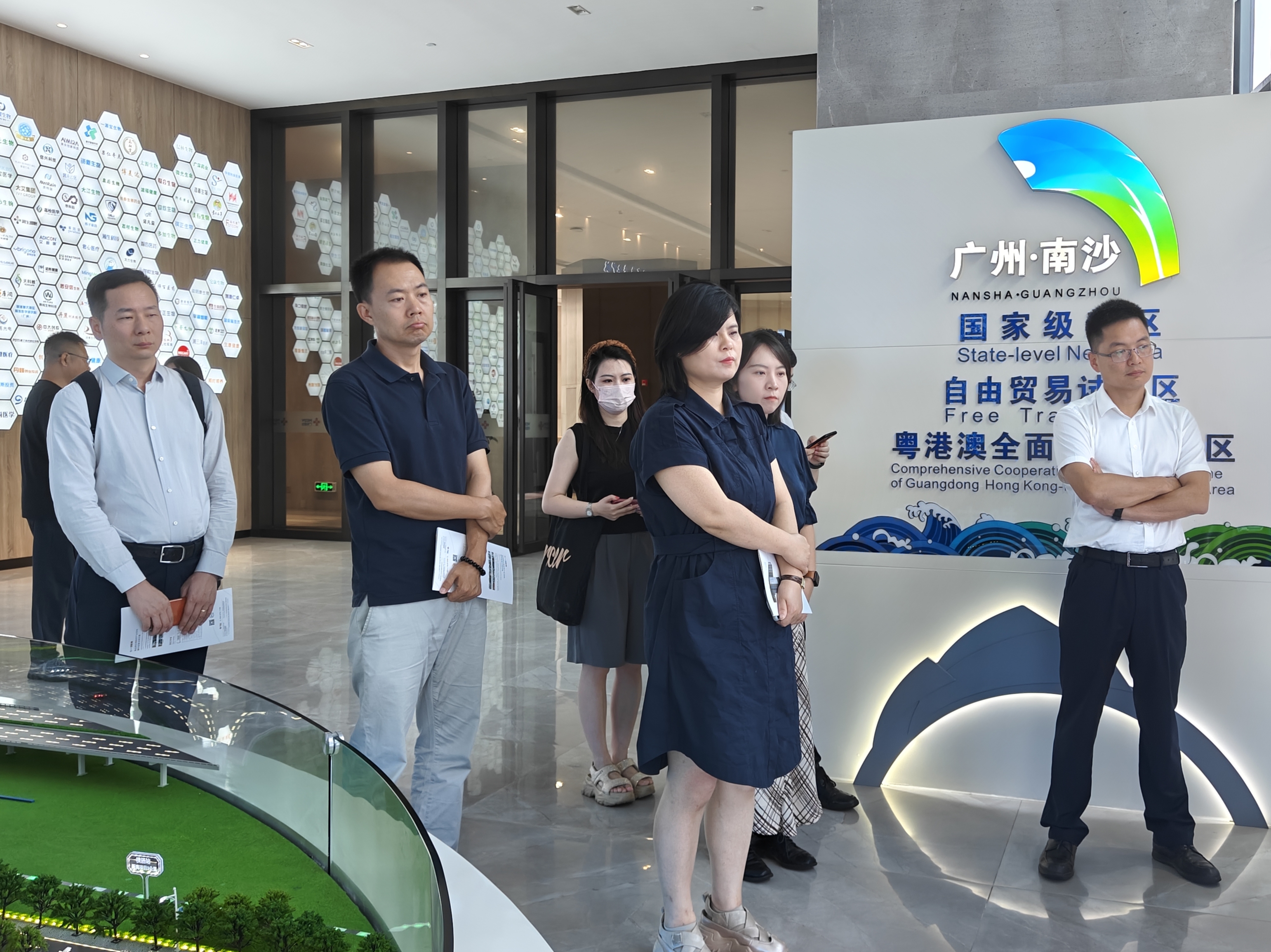 廣州市南沙區(qū)政府副區(qū)長陳國慶、中國高新技術(shù)產(chǎn)業(yè)導(dǎo)報(bào)社產(chǎn)業(yè)服務(wù)中心主任劉曉芹一行蒞臨廣東醫(yī)谷考察交流