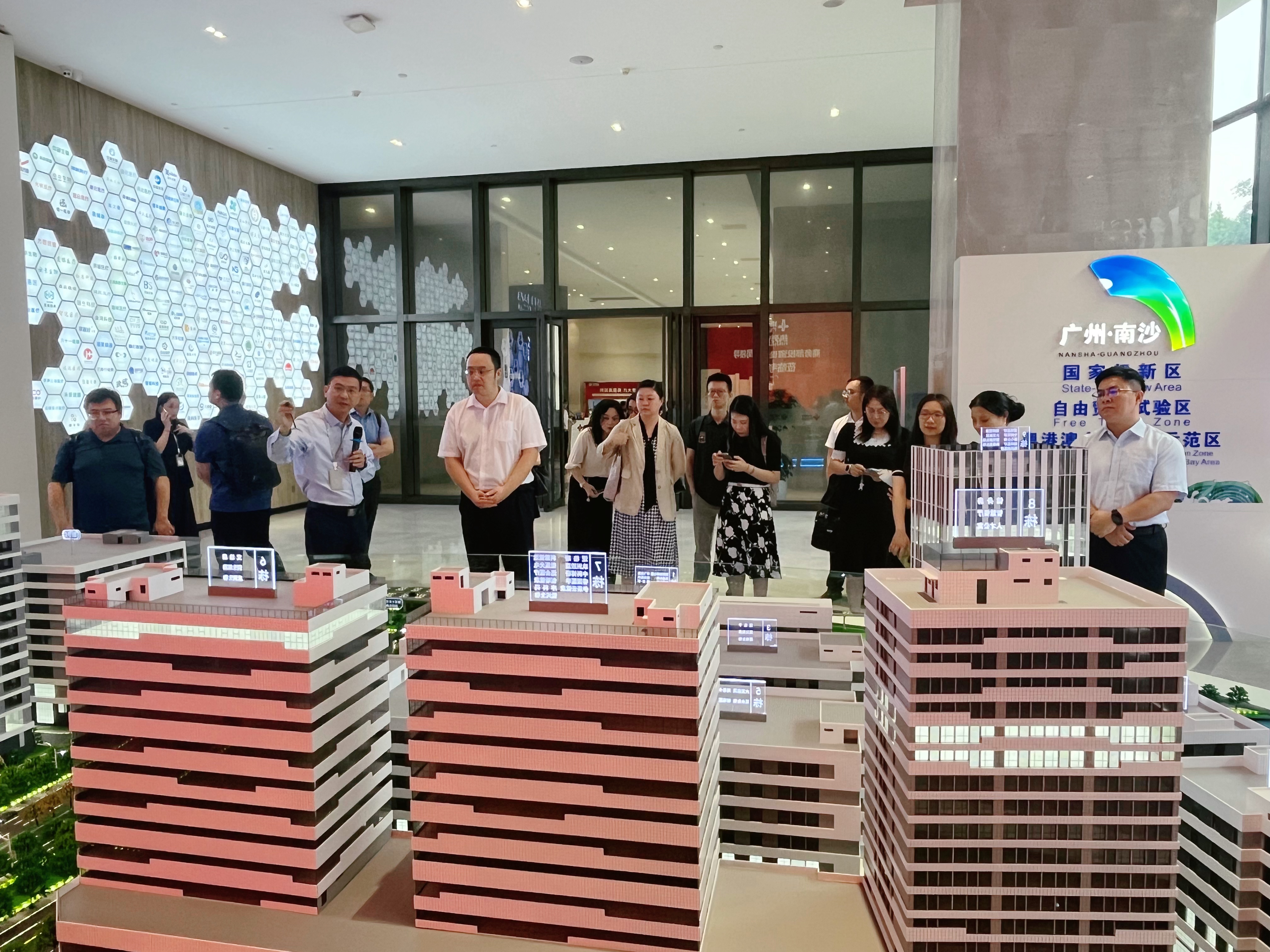 商務部投資促進事務局及國際藥企在華政府事務部代表團一行蒞臨廣東醫(yī)谷考察調(diào)研