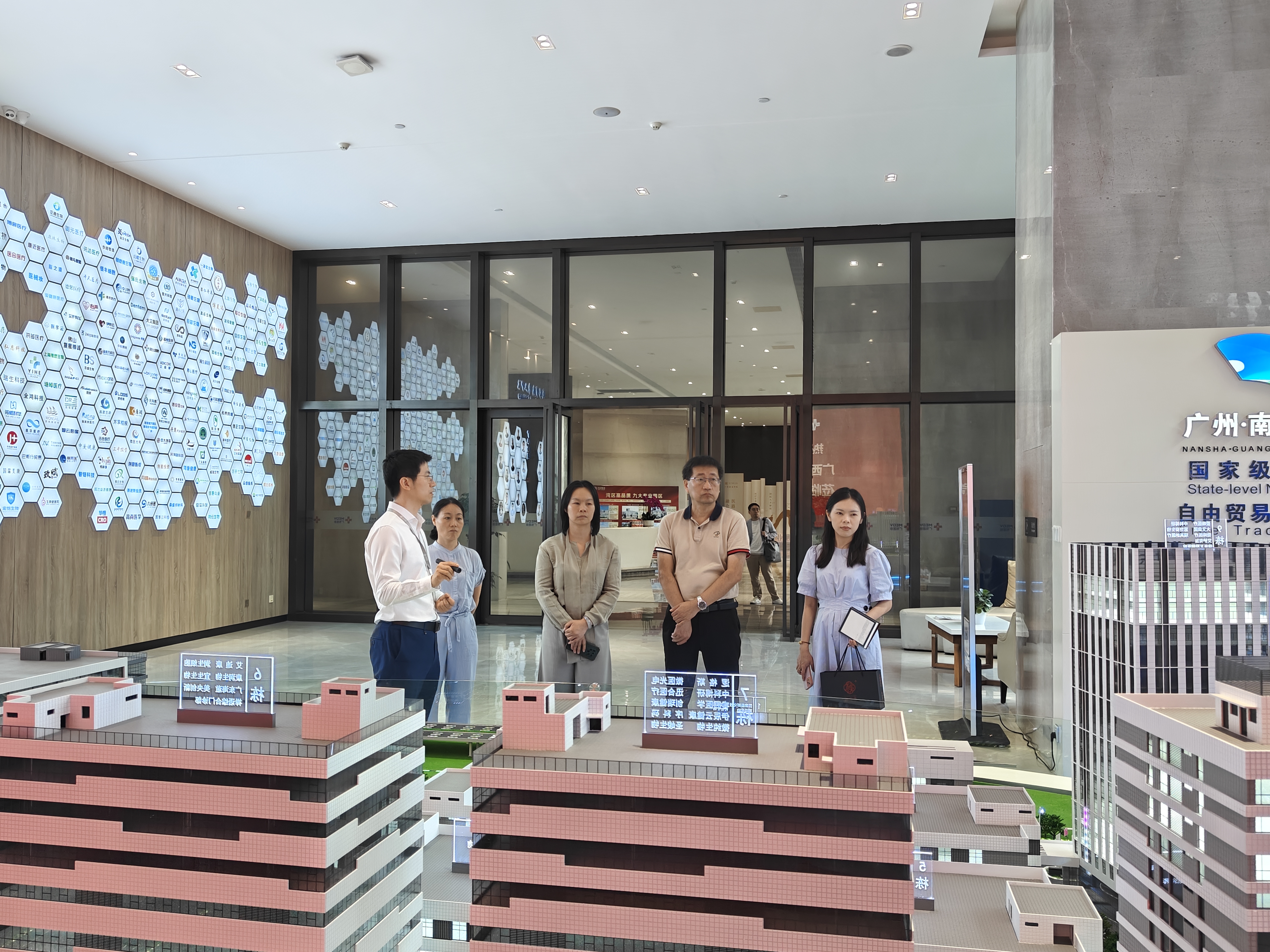 廣西財(cái)經(jīng)學(xué)院調(diào)研組蒞臨廣東醫(yī)谷考察交流