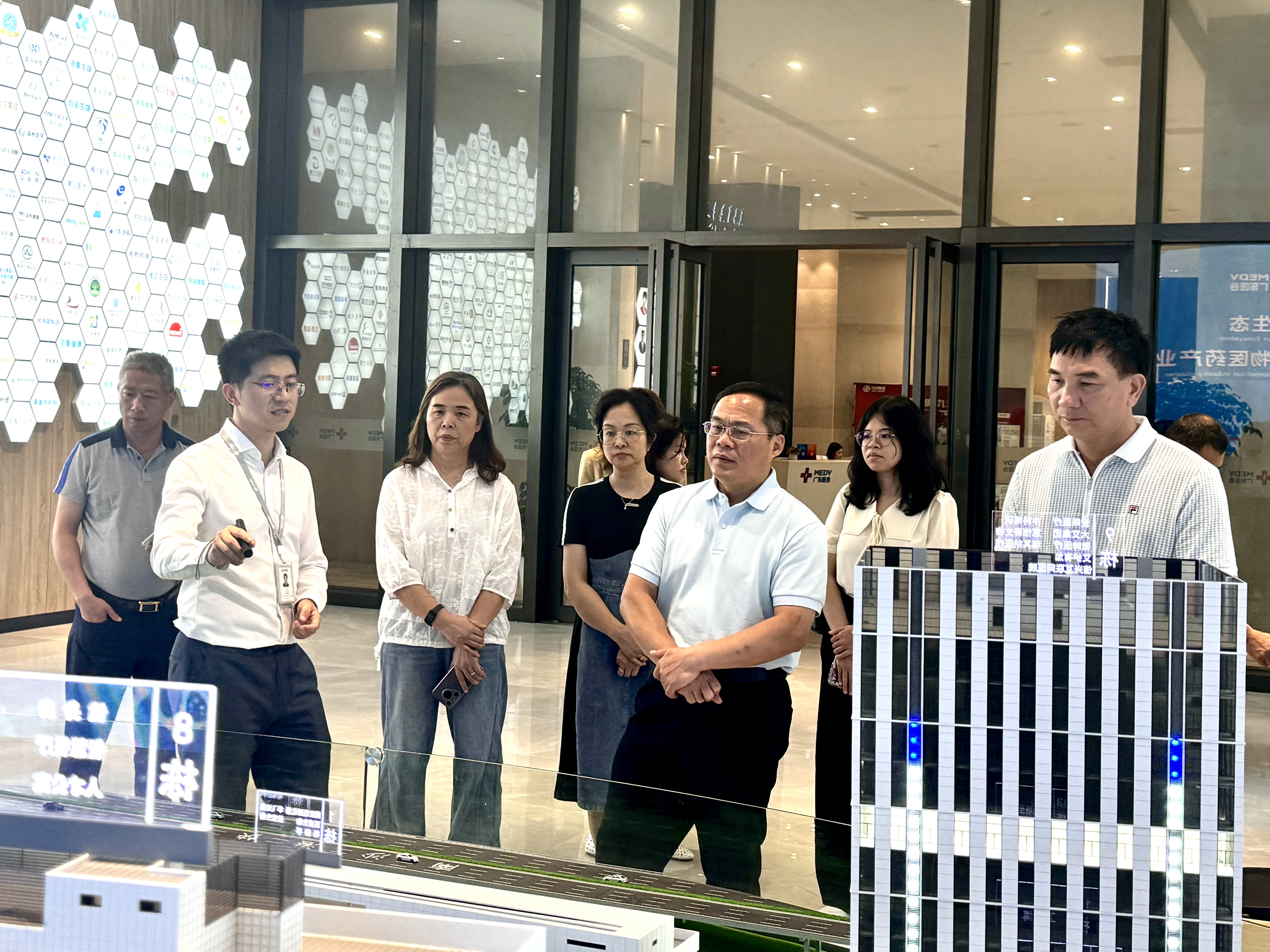 高明區(qū)政協(xié)黨組副書記、副主席黃志明等一行蒞臨廣東醫(yī)谷考察調(diào)研