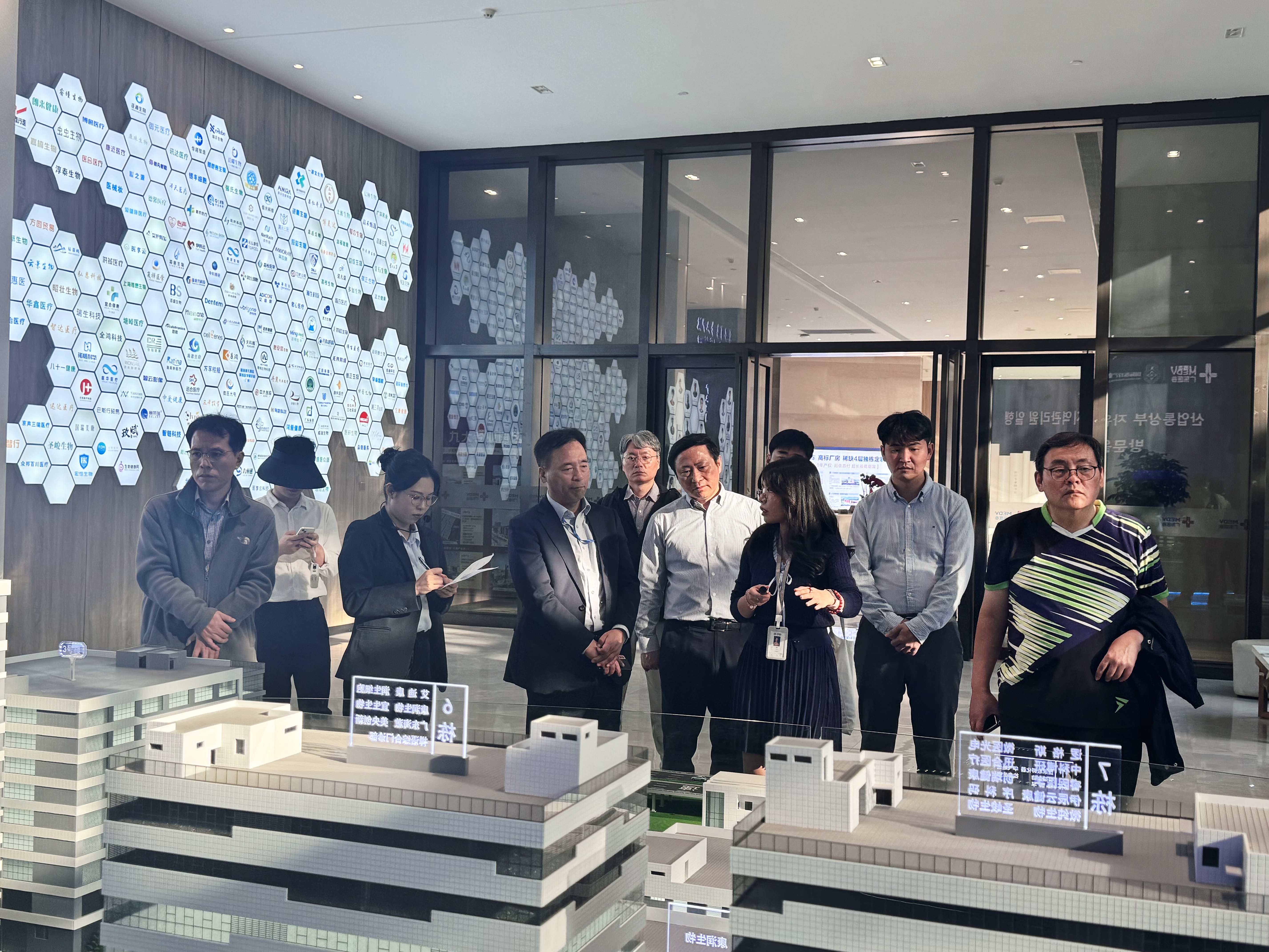 韓國(guó)產(chǎn)業(yè)通商部自由貿(mào)易地區(qū)管理院一行蒞臨廣東醫(yī)谷考察交流