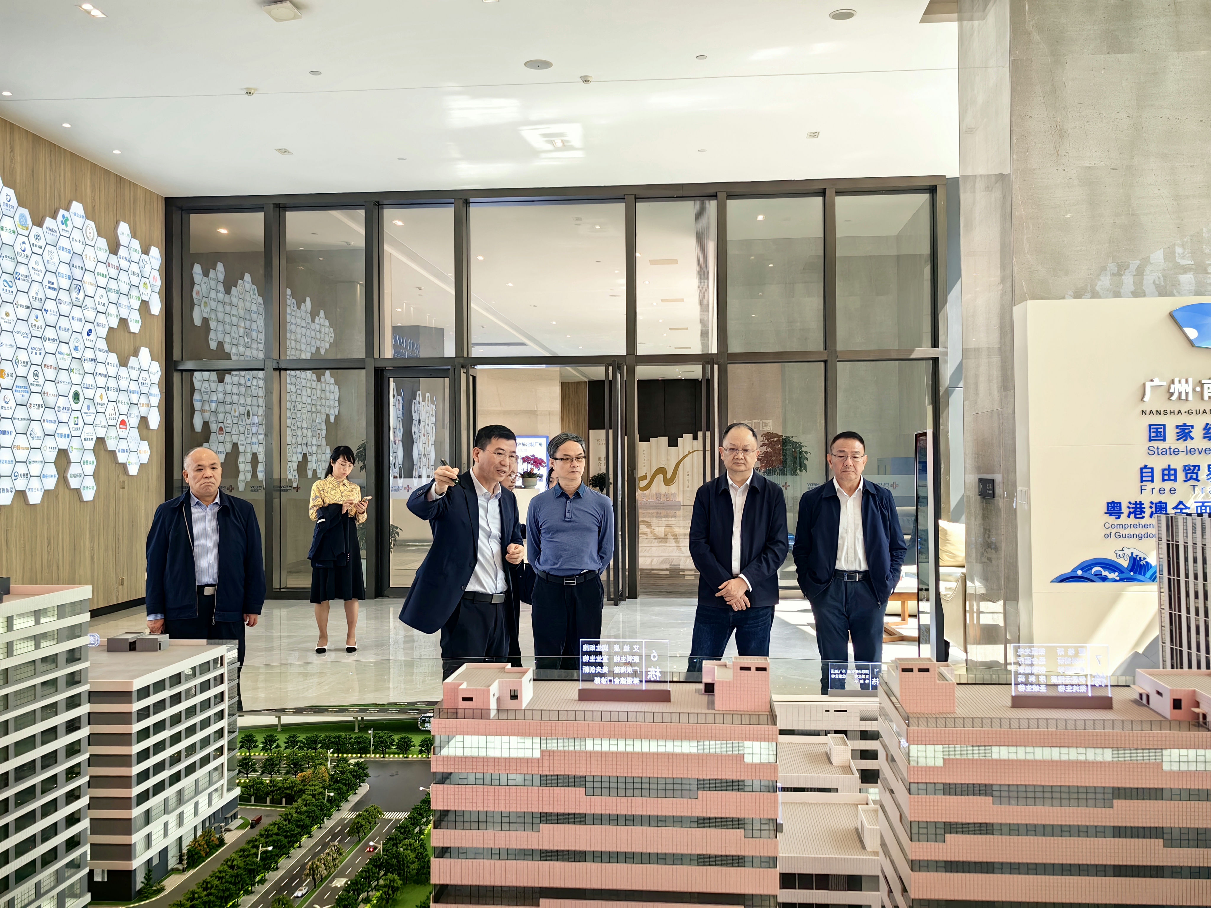 廈門市人大常委會調(diào)研組一行蒞臨廣東醫(yī)谷考察