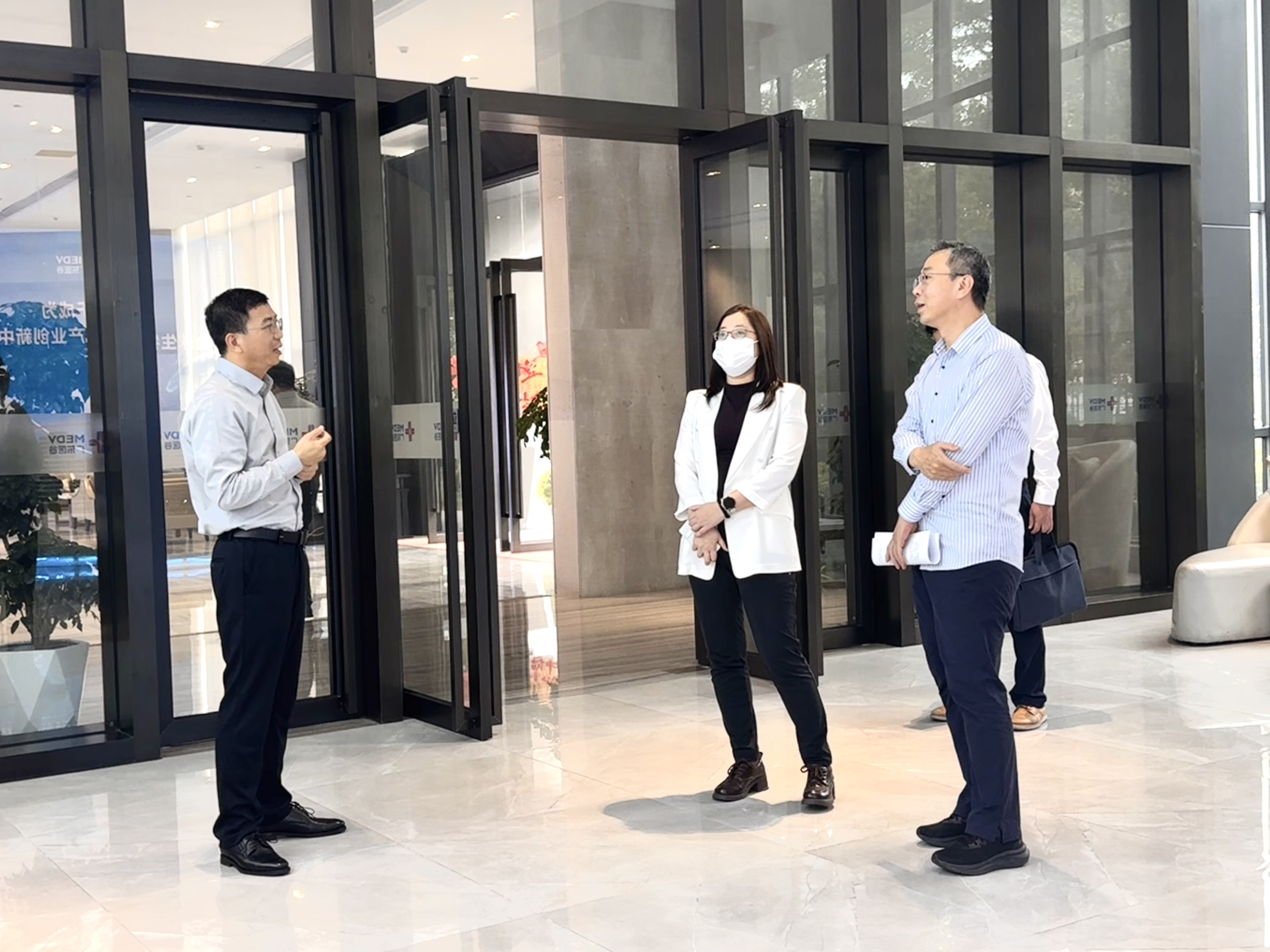 市委辦公廳副主任康曉明一行蒞臨廣東醫(yī)谷考察調(diào)研