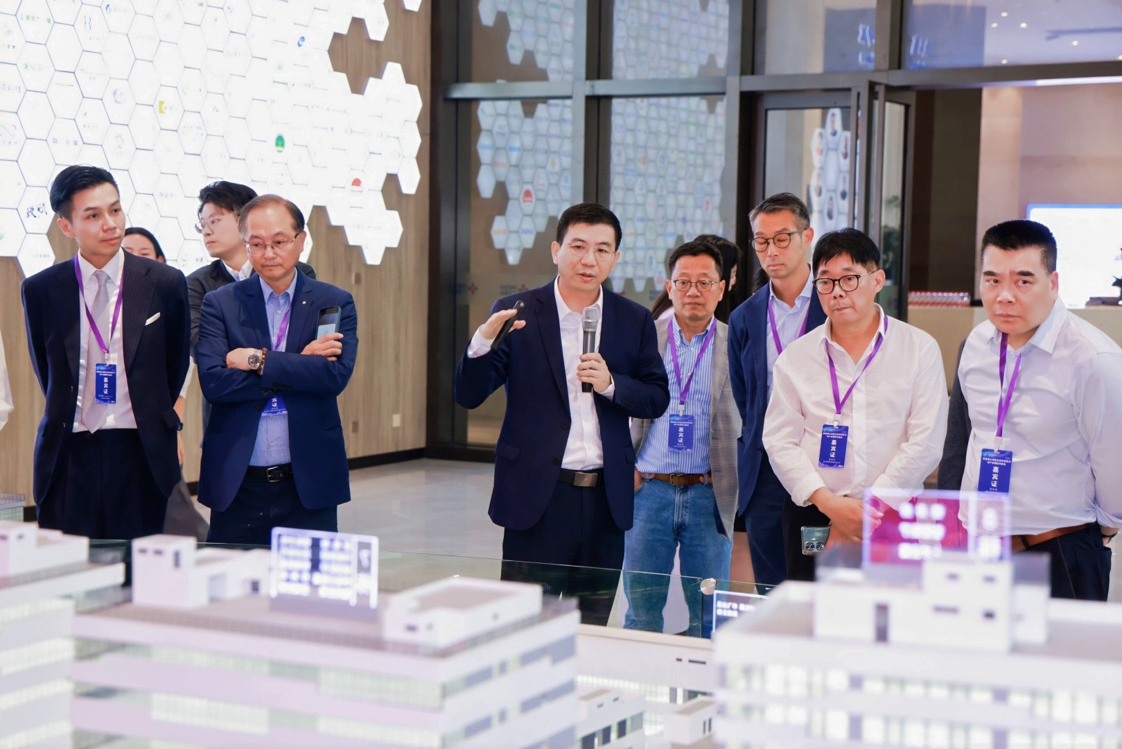 粵港澳大灣區(qū)生態(tài)環(huán)保技術(shù)與產(chǎn)業(yè)國際對接會來賓蒞臨廣東醫(yī)谷考察