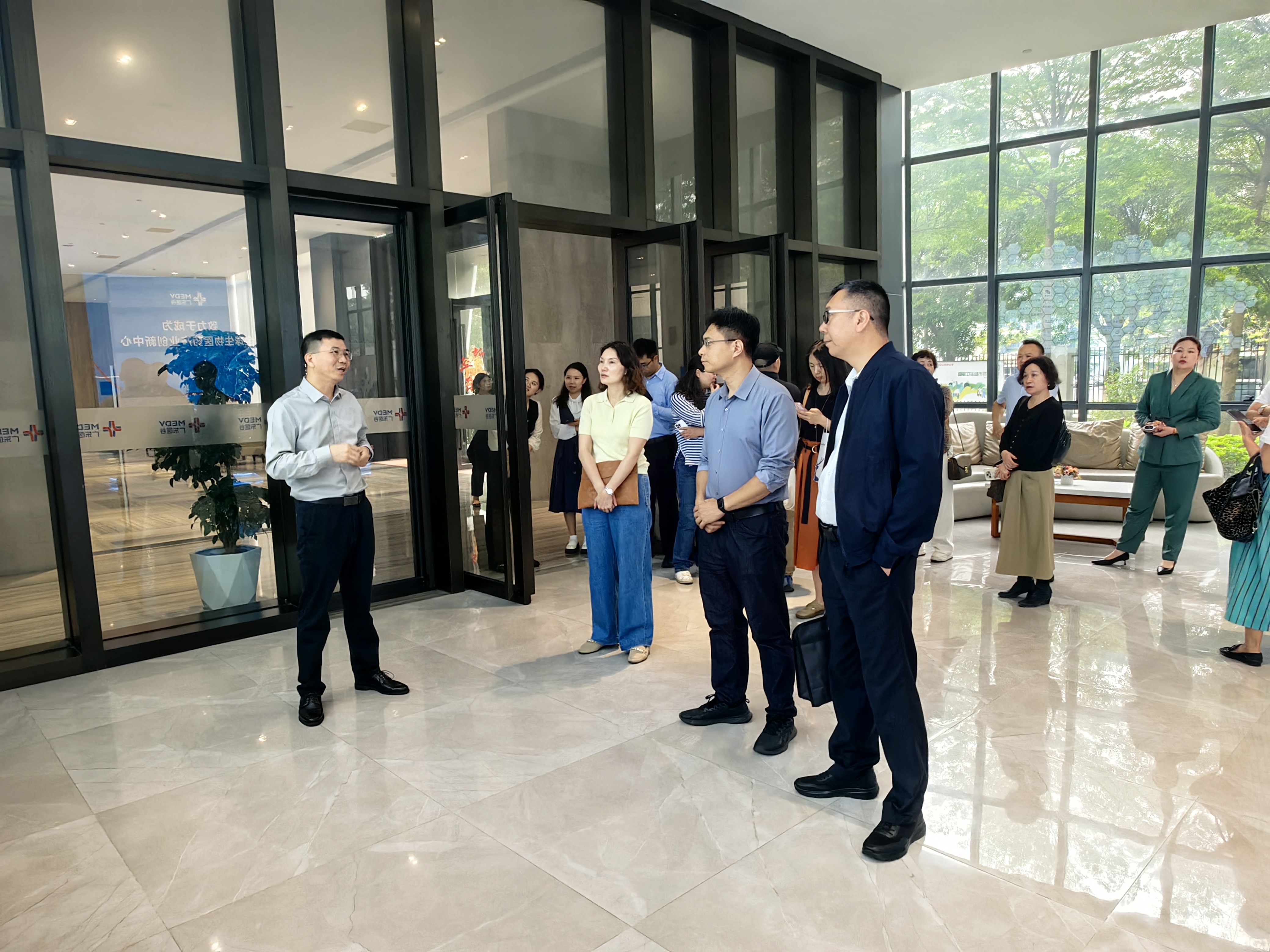 廣州市人大常委會法工委與工信局調(diào)研組一行蒞臨廣東醫(yī)谷考察