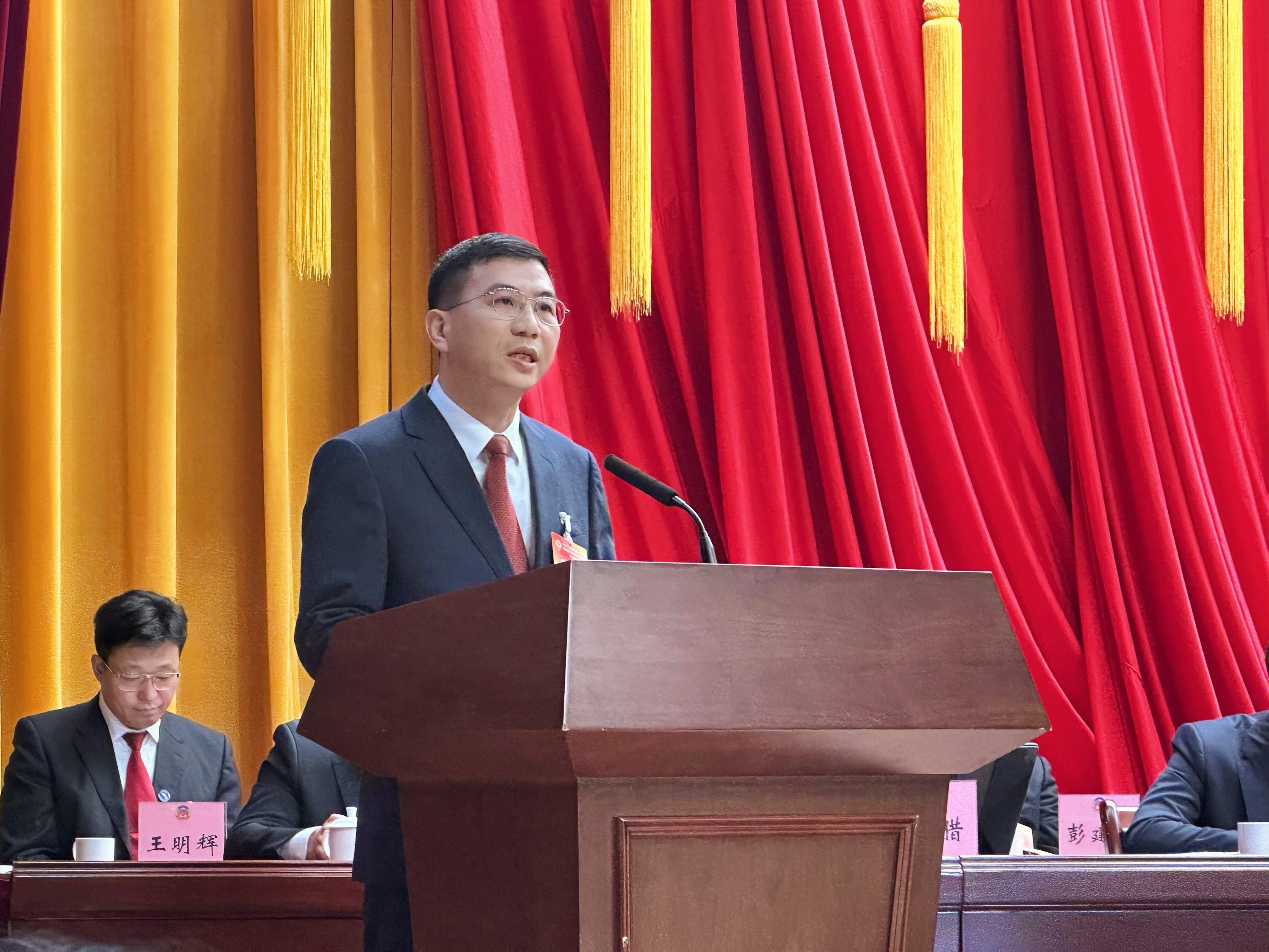 香港環(huán)保產(chǎn)業(yè)協(xié)會會長鄭文聰表示，南沙擁有雄厚的產(chǎn)業(yè)基礎和創(chuàng)新的政策環(huán)境，香港在環(huán)保技術研發(fā)和國際資源對接方面具有獨特優(yōu)勢，此次活動為兩地優(yōu)勢互補、協(xié)同創(chuàng)新提供了高效平臺。參與活動的香港企業(yè)家代表紛紛表示，南沙的產(chǎn)業(yè)配套和政策支持令人印象深刻，期待在節(jié)能環(huán)保、綠色金融等領域開展更深層次合作。  作為大灣區(qū)生物醫(yī)藥產(chǎn)業(yè)的核心載體，廣東醫(yī)谷始終以“產(chǎn)業(yè)集群+產(chǎn)業(yè)服務+產(chǎn)業(yè)投資”為核心，為企業(yè)提供從研發(fā)到