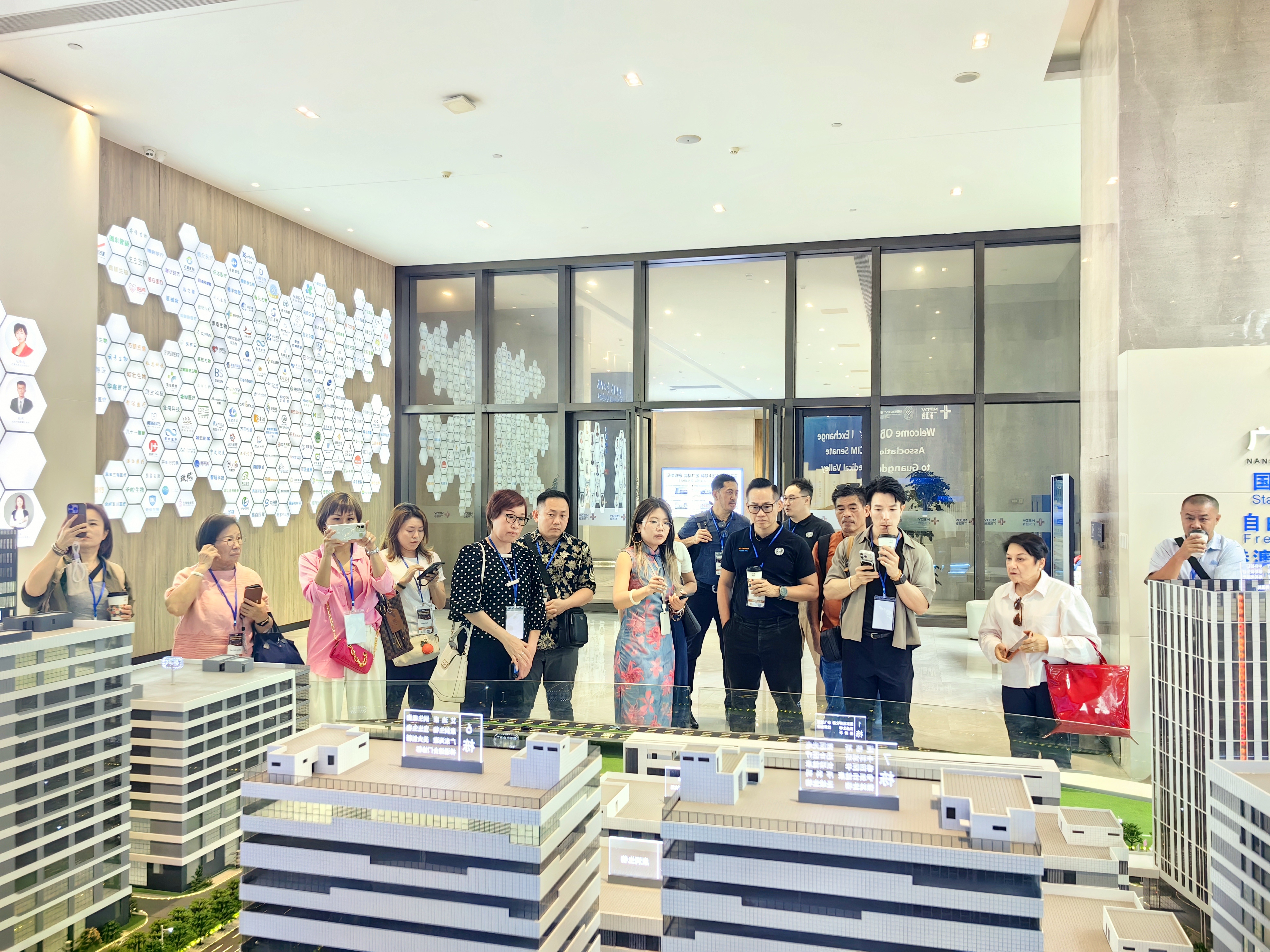 香港一帶一路國際交流協(xié)會及JCI馬來西亞青商參議院一行蒞臨廣東醫(yī)谷考察